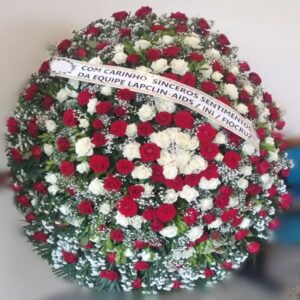 16-COROA COM ROSAS BRANCAS E VERMELHAS Tam:1,70